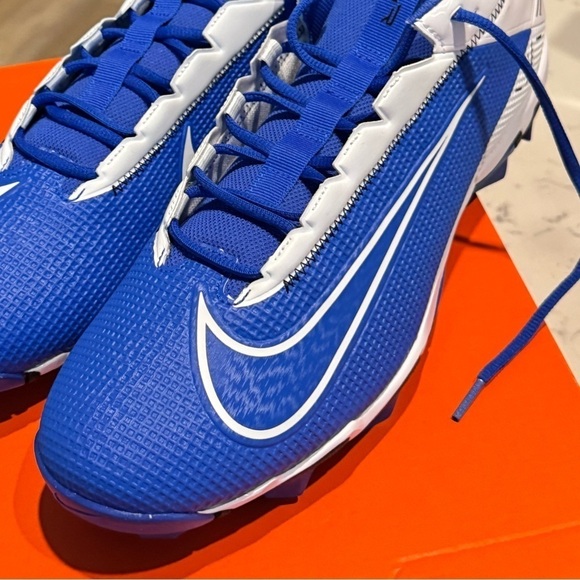 Nike Vapor Edge Shark 2 with speed, Men\'s football cleats with excellent support